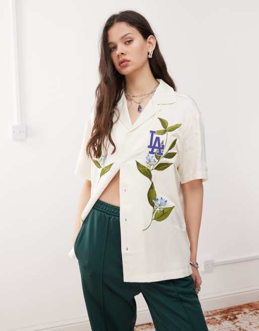 Camisa color crema con solapas y diseño bordado de flores de los LA Dodgers de New Era