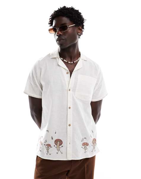 Camisa color crema de manga corta con diseño de setas bordadas de Hollister - view 1