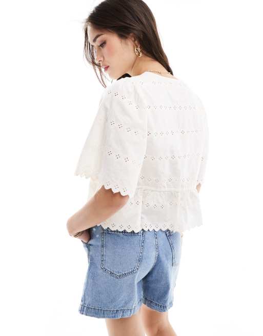 Camisa color crema de manga corta con lazada delantera y bordado ingles de Vila ASOS