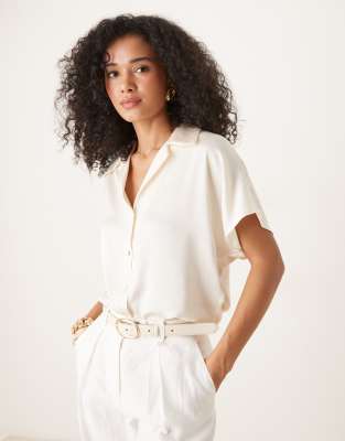 Camisa color crema de manga corta de Mango