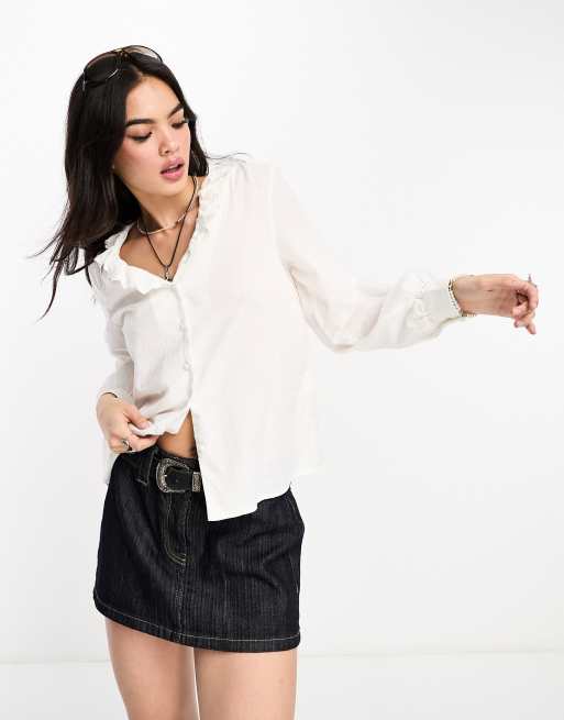 Camisa color crema de manga larga con cuello de pico con volantes de Vila