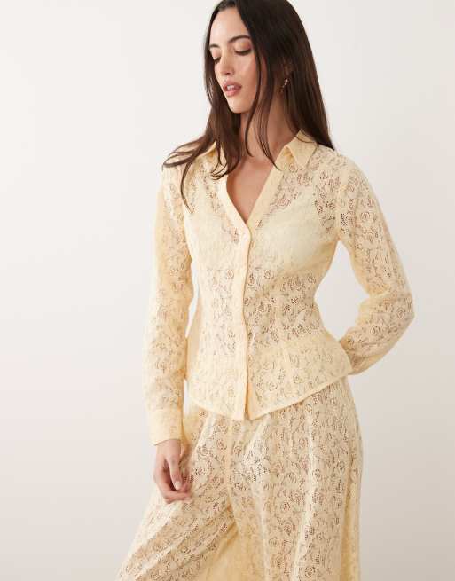 Camisa color crema entallada de encaje de Miss Selfridge