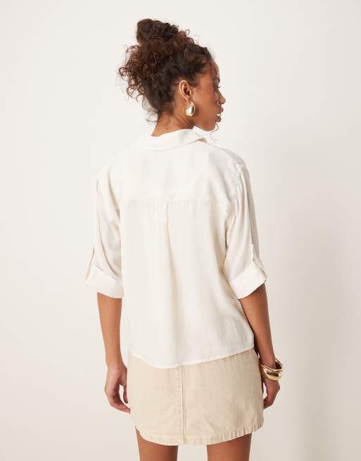 Camisa color crema utilitaria con bolsillos de AWARE, 3 de 4