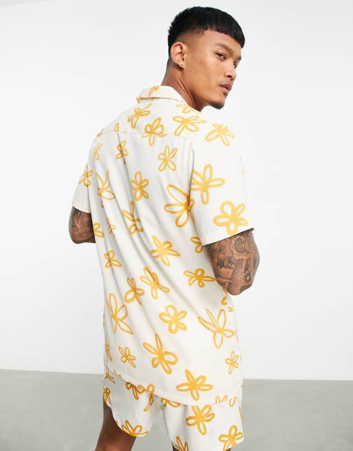 Camisa color crudo con estampado de margaritas y cuello de solapas de ASOS DESIGN (parte de un conjunto), 2 de 4