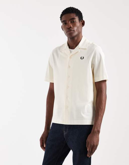 Camisa color crudo de manga corta con cuello de solapas y logo de Fred Perry