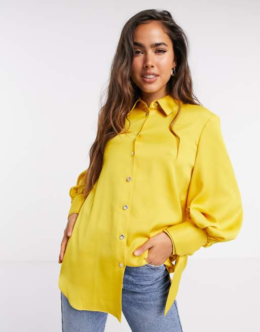 Camisa color ocre de satén con en los de River Island | ASOS