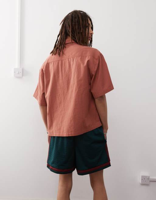 Camisa color óxido de manga corta y corte cuadrado de tejido efecto lino de COLLUSION, 4 de 4