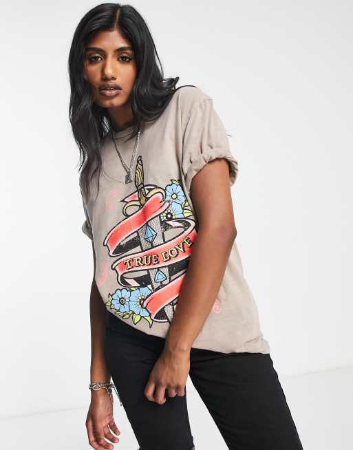 Camisa color piedra con estampado gráfico de daga, texto 