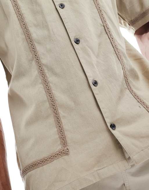 Camisa color piedra de manga corta con detalle en los bordes de algodón y lino de Threadbare, 3 de 4