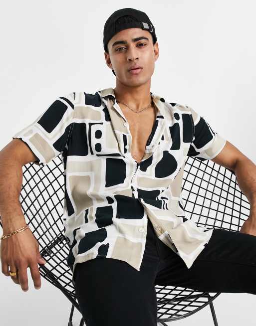 Camisa color tostado de manga corta con estampado abstracto de Hollister