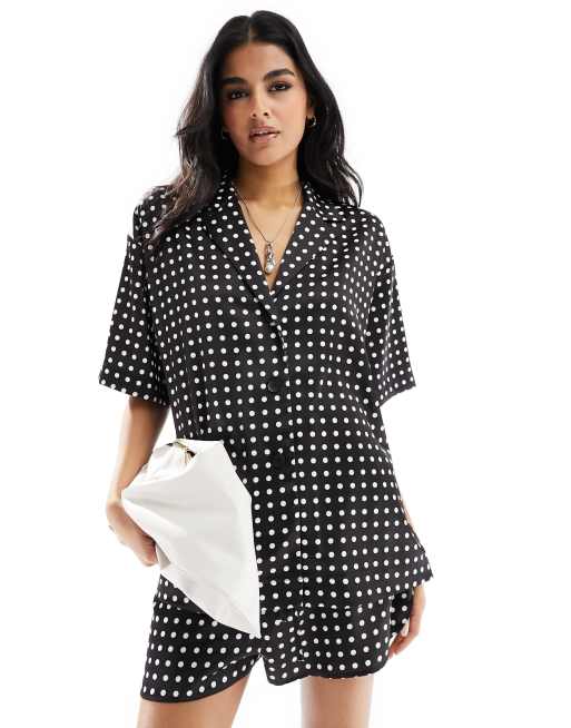Camisa con cuello de solapas y estampado monocromático de lunares de satén de ASOS DESIGN (parte de un conjunto)