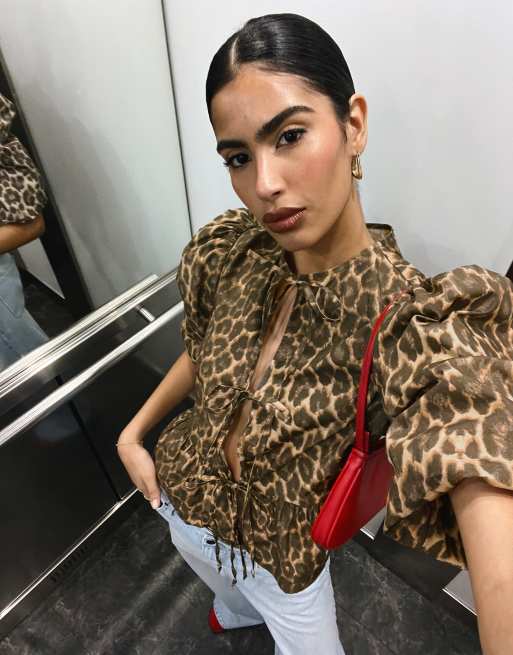 Camisa con estampado de leopardo sobrefalda y lazadas de popelina de algodon de ASOS DESIGN