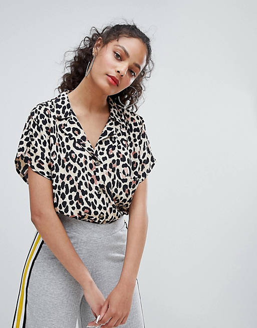 tough check Dozens Camisa con estampado de leopardo y detalle de bolsillo de Bershka | ASOS
