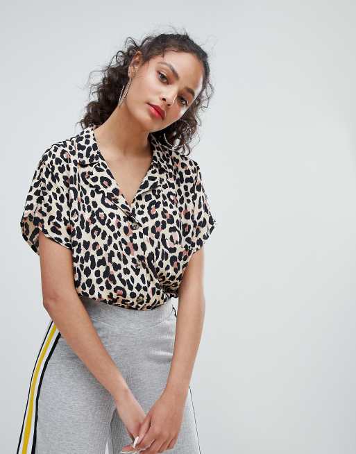 Camisa con estampado de leopardo y de bolsillo de Bershka | ASOS