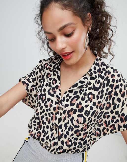 Camisa con estampado de leopardo y detalle de bolsillo de Bershka