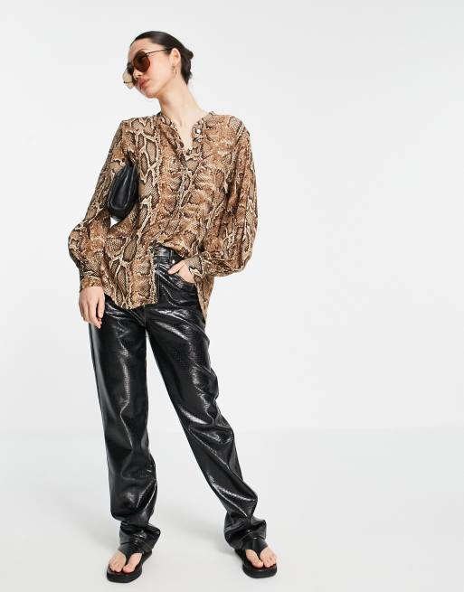 Camisa con estampado de serpiente sin cuello de Mango