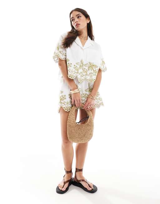 Camisa corta blanca con bordado de palmeras de ASOS DESIGN (parte de un conjunto)