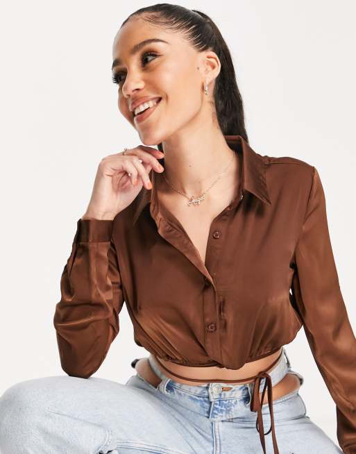 Camisa corta marrón chocolate con lazada en la cintura de Pretty Darling