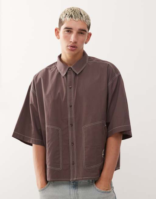 Camisa corta marrón de manga corta y corte cuadrado con pespuntes en contraste de Reclaimed Vintage