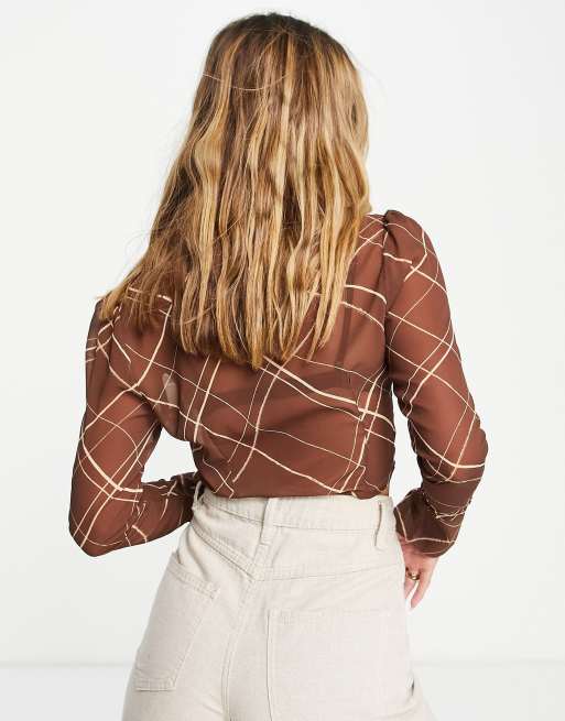 Camisa corta marrón transparente con estampado a cuadros abstractos y cuello de pico de ASOS DESIGN , 2 de 4