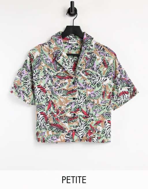 Camisa corta multicolor con estampado abstracto de Noisy May Petite (parte de un conjunto)