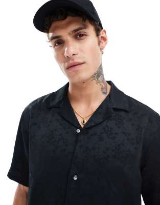 Camisa corta negra holgada de manga corta de jacquard sedoso de Abercrombie & Fitch