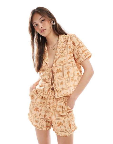 Camisa de corte cuadrado con estampado de postales a tono y lazada delantera de Vero Moda (parte de un conjunto) - view 1