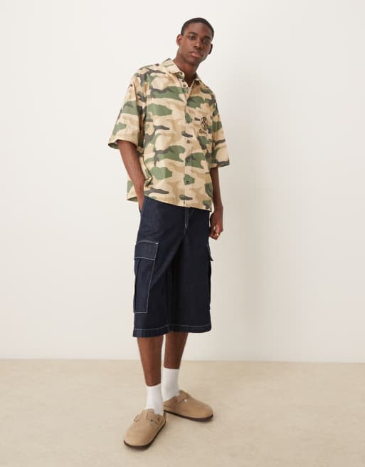 Camisa de corte cuadrado extragrande con estampado de camuflaje y bordado en el pecho de ASOS DESIGN, 2 de 4