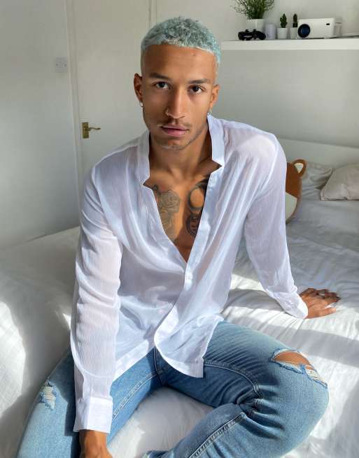 Camisa de corte estándar blanca en tejido texturizado con transparencias y detalle de muesca en el cuello de ASOS DESIGN
