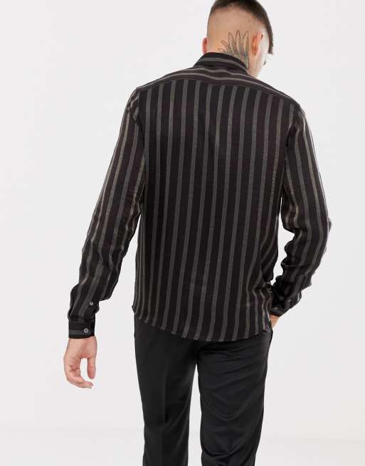 Camisa de corte estándar con rayas brillantes en nagro y dorado de ASOS DESIGN, 2 de 4