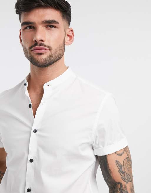 Camisa de corte slim elástico con cuello mao en blanco y botones en contraste de ASOS DESIGN, 3 de 4