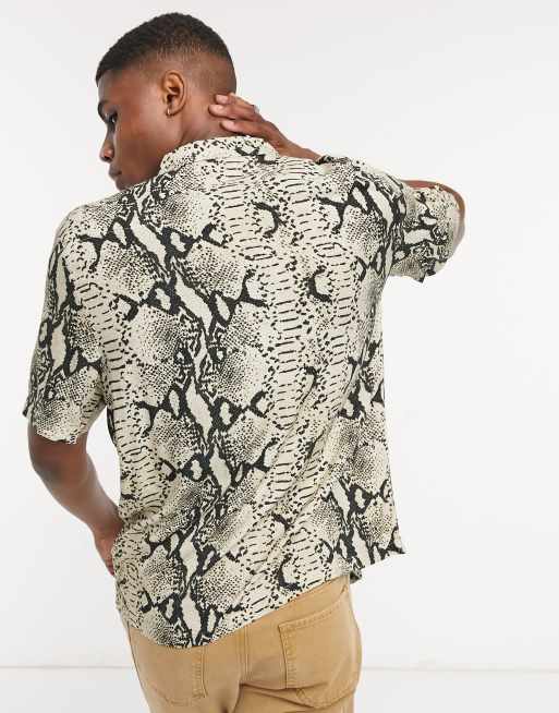 Camisa de manga corta con estampado de efecto piel de serpiente de