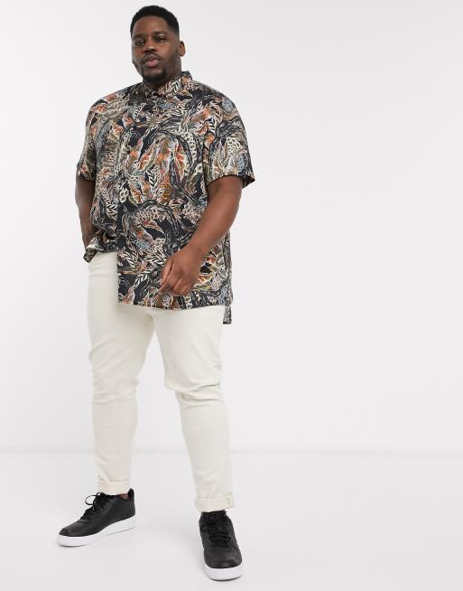 Camisa de manga corta con estampado de plumas en negro de River Island Big & Tall, 4 de 4