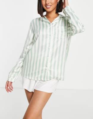 Camisa de pijama a rayas color crema y verde salvia de satén de Loungeable (parte de un conjunto)