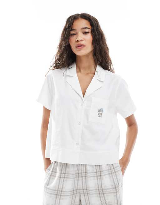 Camisa de pijama blanca abotonada de manga corta con detalle de oso de peluche de Hollister