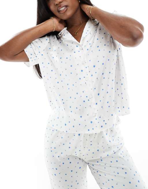 Camisa de pijama color marfil con solapas y estampado de florecitas Mix & Match de Boux Avenue