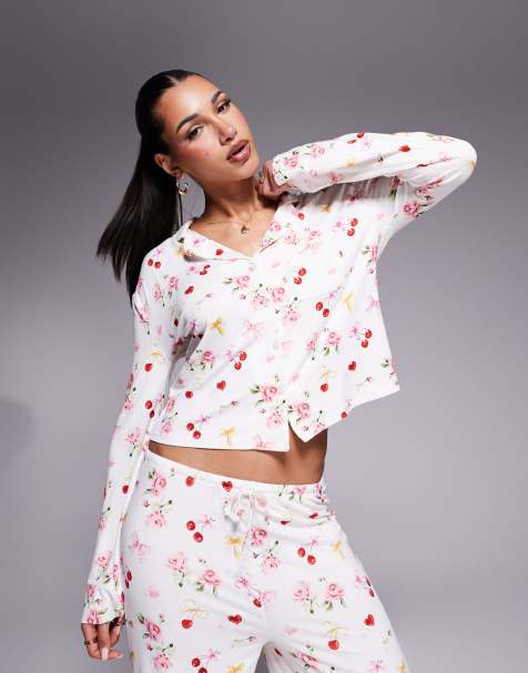 Camisa de pijama con estampado de rosas, cerezas y lazos Mix & Match exclusiva de Kaiia (parte de un conjunto) - view 1