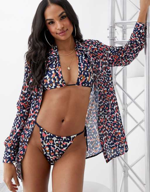Conjunto de bikini y camisa de playa con diseño de leopardo en azul marino de PrettyLittleThing, 2 de 2