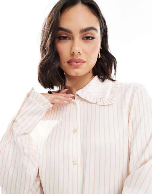 Camisa extragrande a rayas finas rosas con volantes en las solapas de Miss Selfridge, 2 de 4