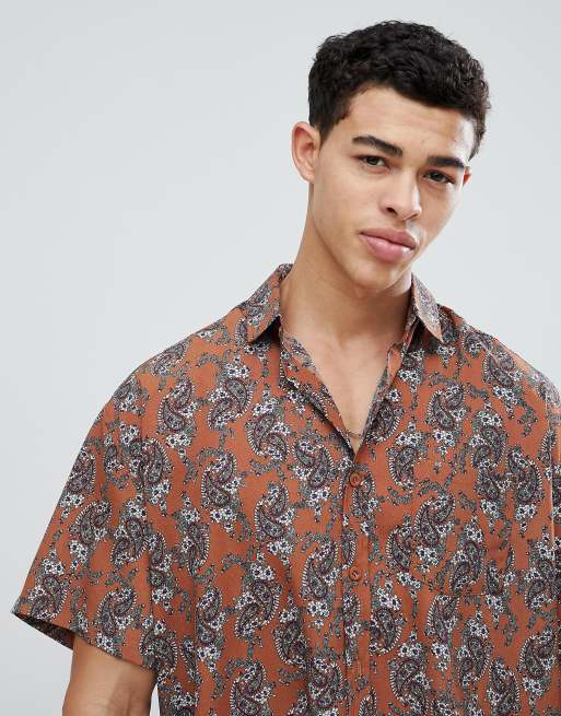 Camisa extragrande con estampado de cachemir en marrón claro de boohooMAN