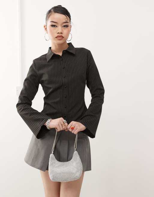 Camisa gris carbón entallada con raya diplomática y mangas acampanadas de Princess Polly