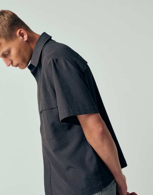Camisa gris carbón utilitaria de corte cuadrado extragrande de sirsaca texturizada de ASOS DESIGN, 4 de 12