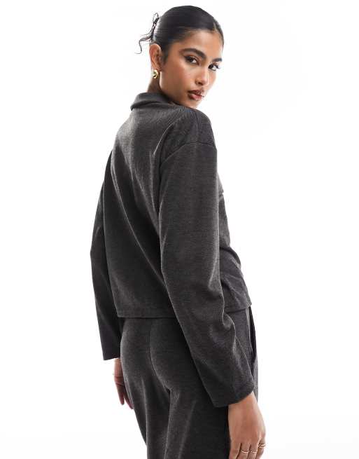 Camisa gris oscuro utilitaria cómoda de corte cuadrado de punto de Vero Moda (parte de un conjunto), 4 de 4