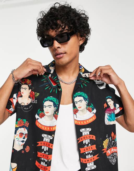 Camisa holgada con cuello de solapas y estampado de Frida Kahlo de tejido efecto lino de ASOS DESIGN