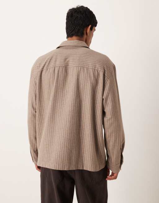 Camisa marrón a rayas sin cierres extragrande con detalle de parche de ASOS DESIGN, 3 de 5