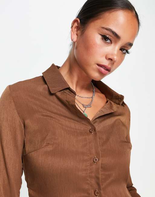 Camisa marrón ajustada texturizada de Heartbreak (parte de un