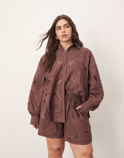 Camisa marrón chocolate con bordado floral calado simétrico de algodón de ARRANGE Curve (parte de un conjunto)