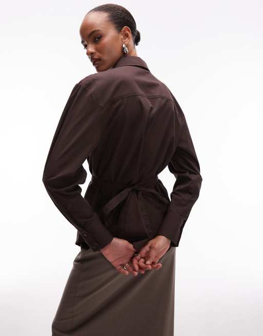 Camisa marrón chocolate con cintura ceñida ajustable y hombreras de ASOS DESIGN, 4 de 4