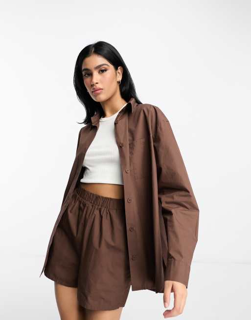 Camisa marrón chocolate extragrande con bajo asimétrico de ASOS DESIGN