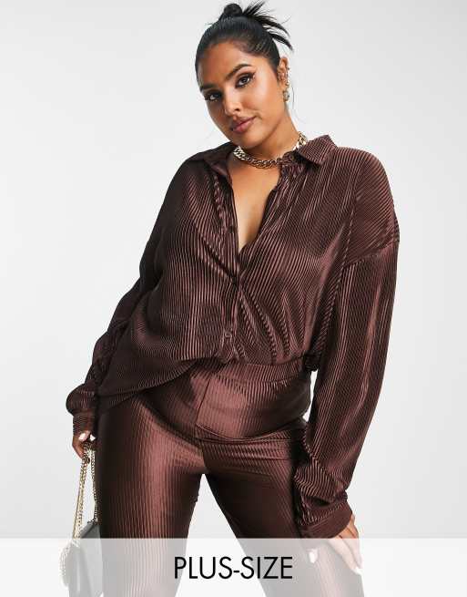 Camisa marrón chocolate plisada de Lola May Plus (parte de un conjunto)